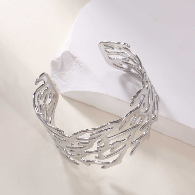 Damenoffene Armreif mit elegantem Wellenmuster Tracht Nova