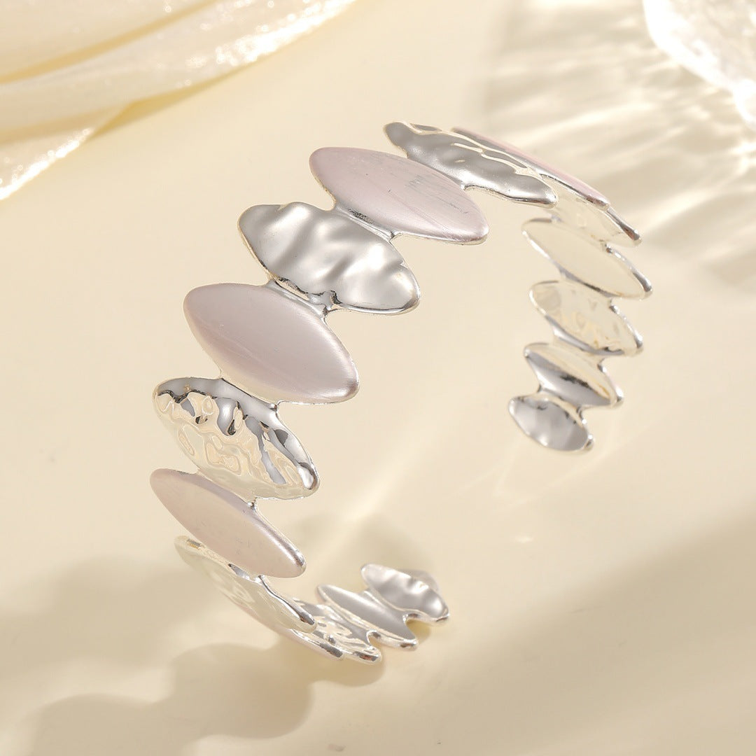 Frauen Offenes Armband mit einzigartigem strukturiertem Design Tracht Nova