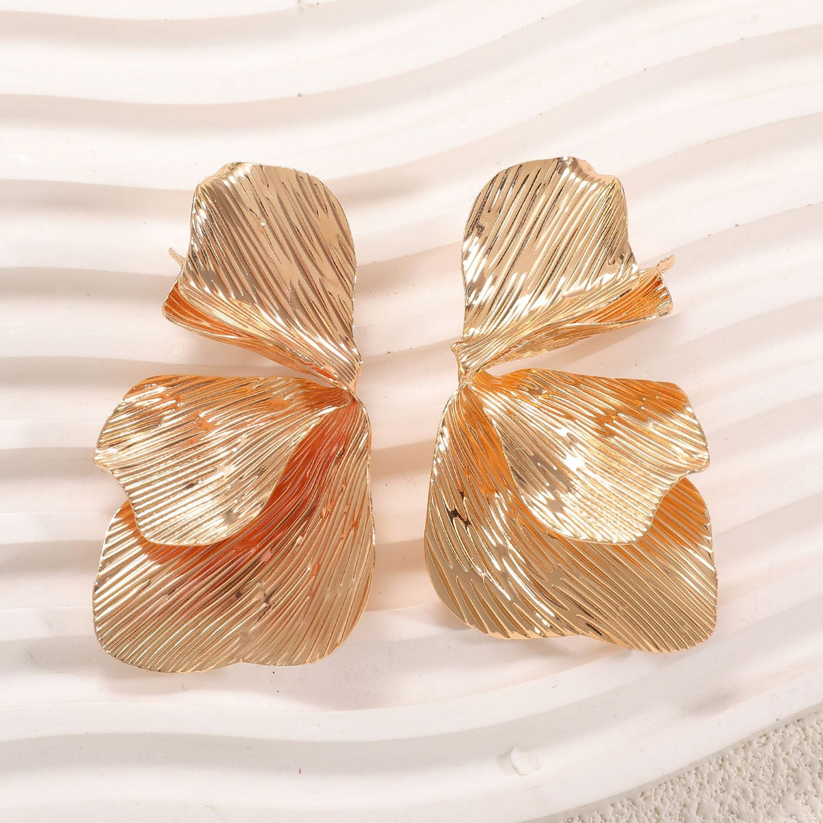 Damen Ohrclips in einem eleganten, strukturierten Design Tracht Nova