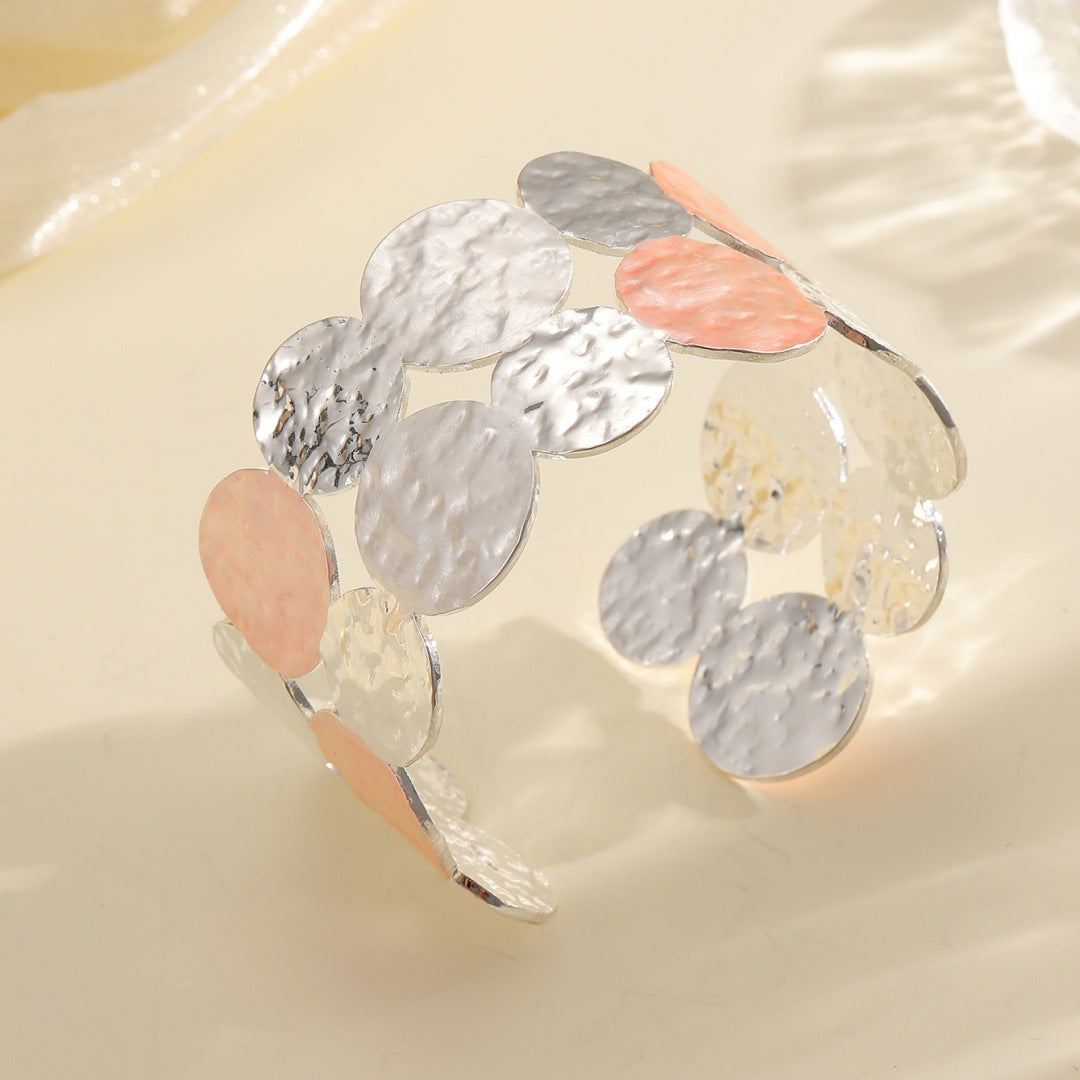 Damen Offenes Armband mit Intrikatem Kreismuster Tracht Nova