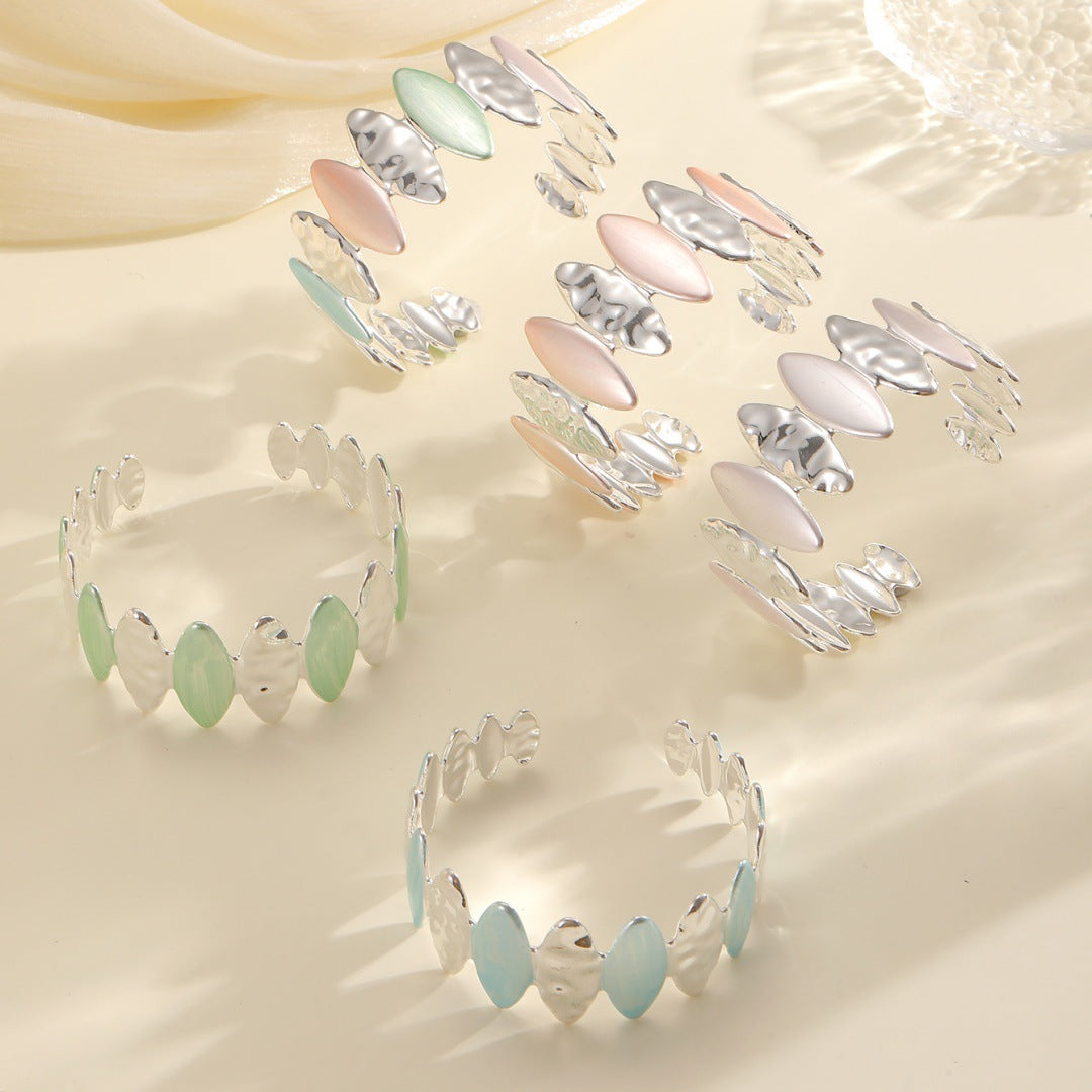 Frauen Offenes Armband mit einzigartigem strukturiertem Design Tracht Nova