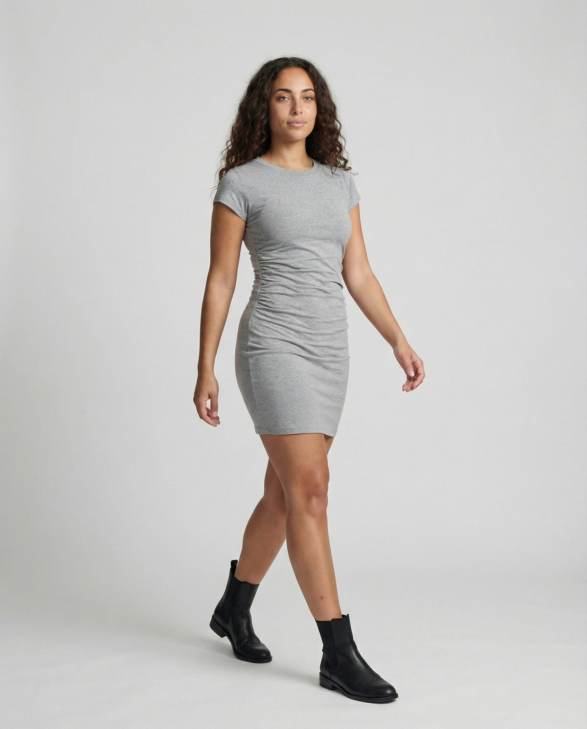 Figurbetonendes Minikleid mit Rundhalsausschnitt und Raffung für den Sommer